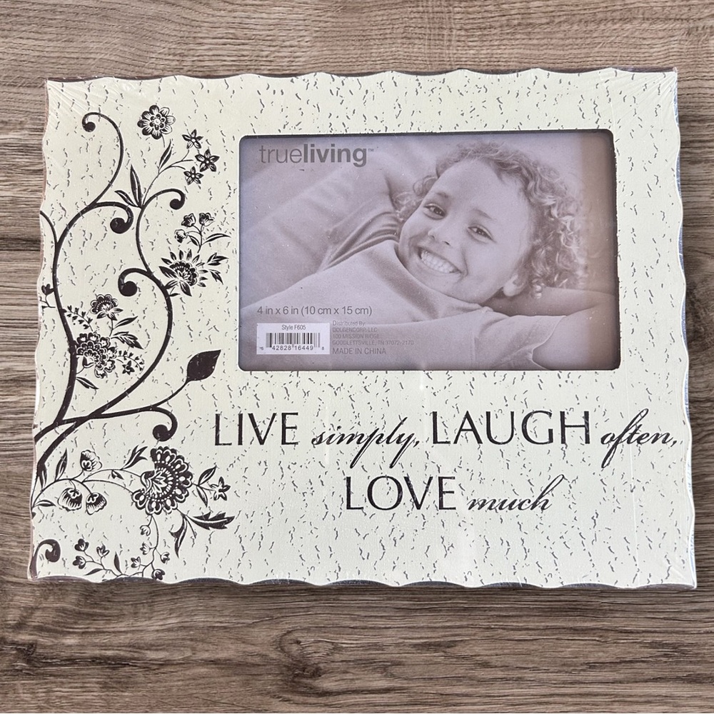 Vintage, Distressed,
‘LIVE SIMPLY LAUGH OFTEN LOVE MUCH’ 
4x6 Picture Frame
NWT